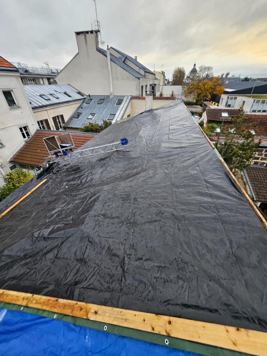 Écran de sous-toiture déroulé sur l'ensemble du versant