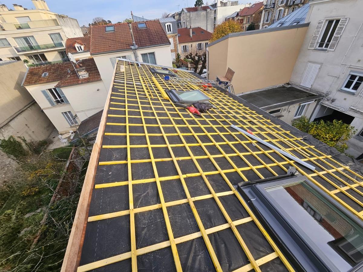 Versant entièrement liteauné, prêt pour la pose des tuiles