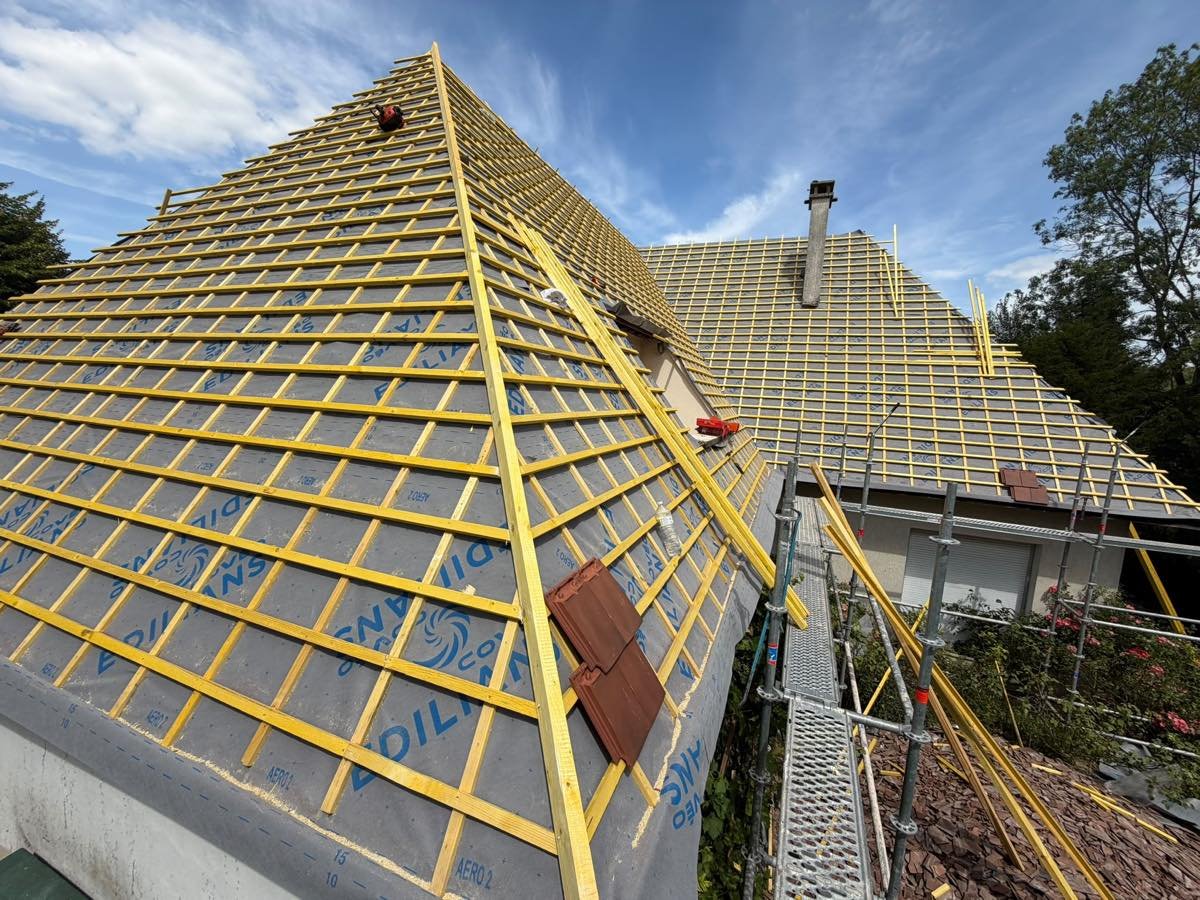 Liteaunage neuf terminé sur une toiture à quatre pans