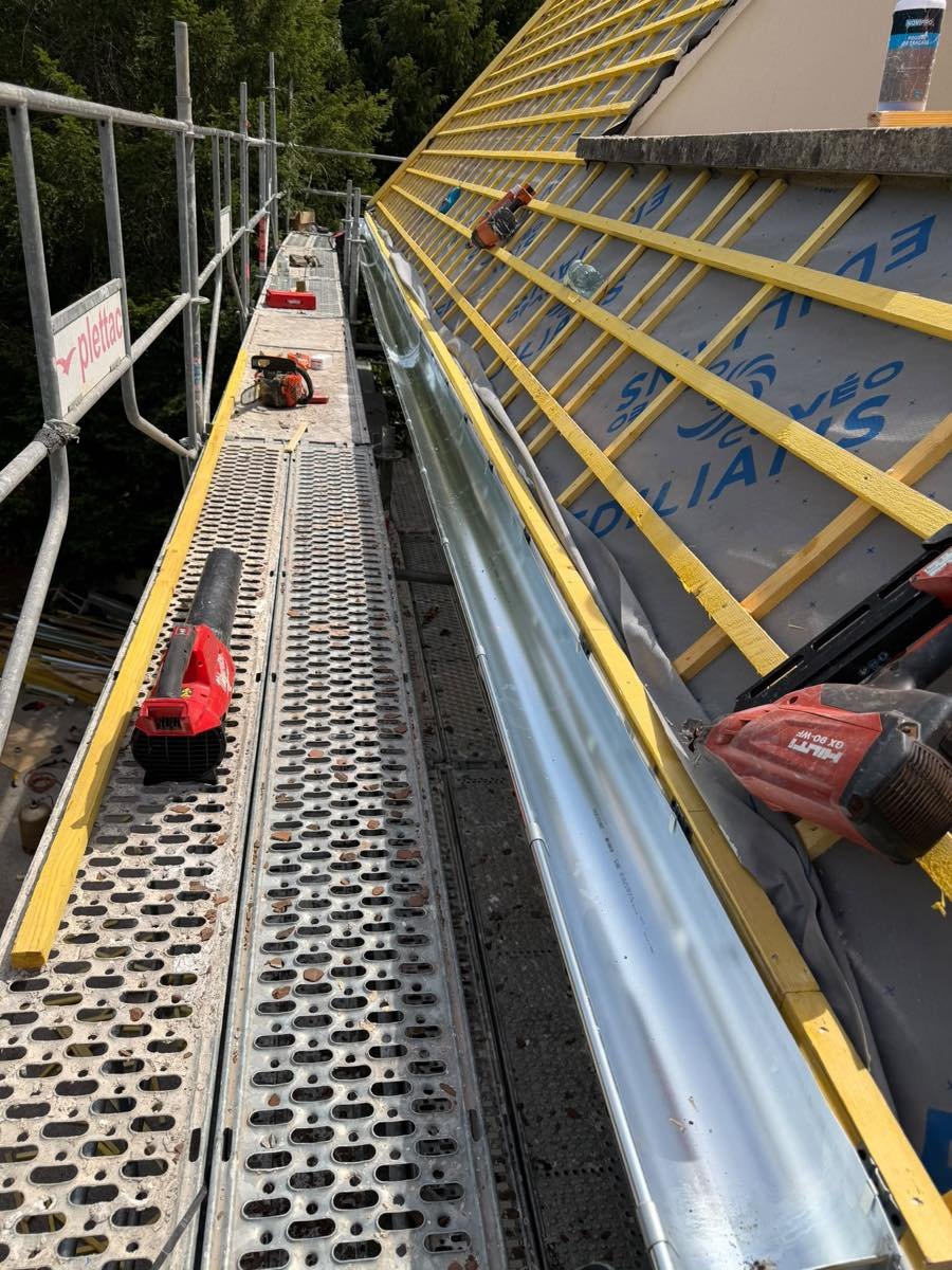 Gouttière zinc posée sur le pourtour de la toiture