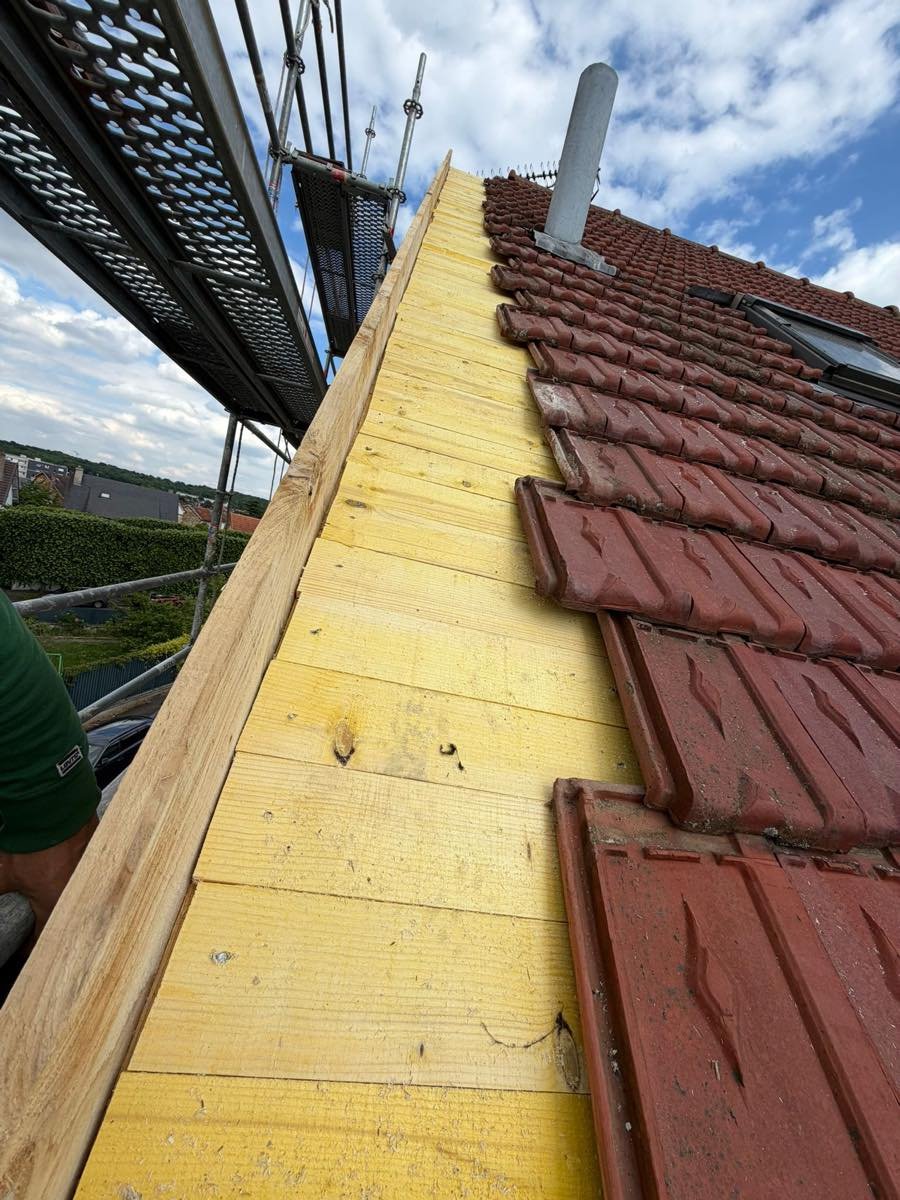 Avancée de toit reprise avec un voligeage neuf en bois traité