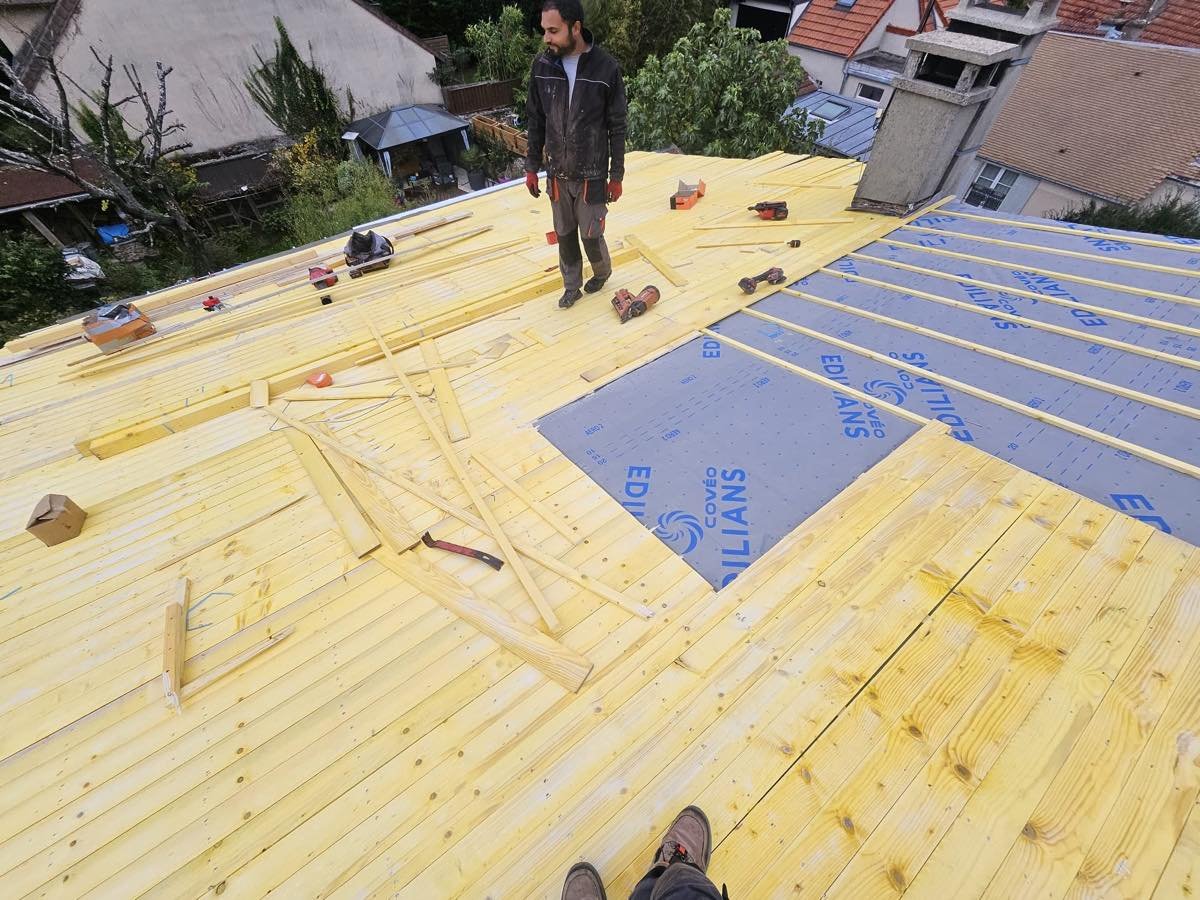 Voligeage neuf en bois traité recouvert d'un écran de sous-toiture