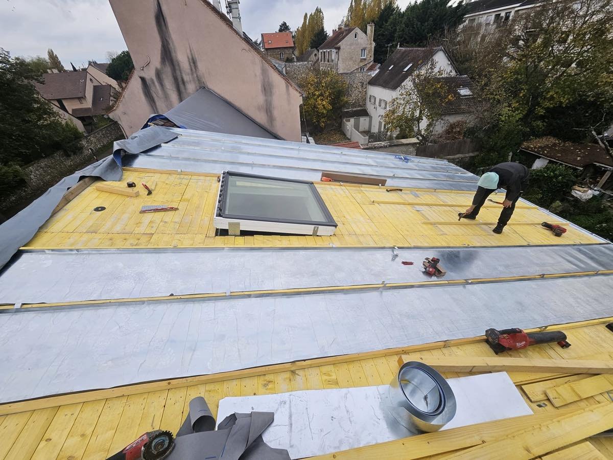 Premières feuilles de zinc posées entre les tasseaux