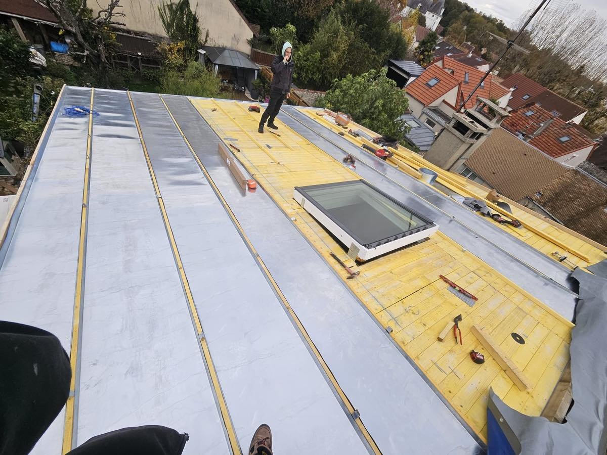 Châssis de toit intégré à la couverture zinc en cours de pose