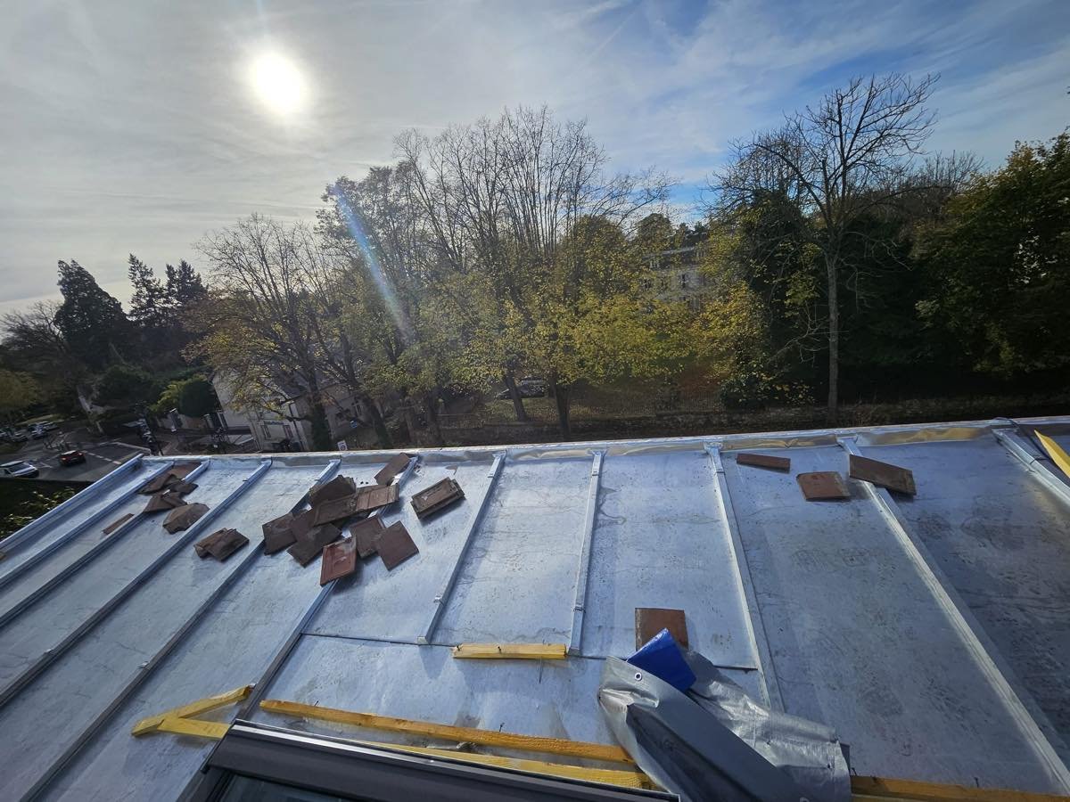 Pose des couvre-joints en zinc sur les tasseaux
