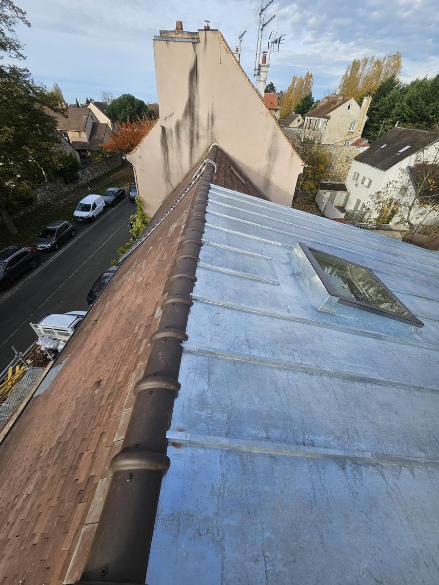 Couverture zinc à tasseaux terminée, vue le long du faîtage