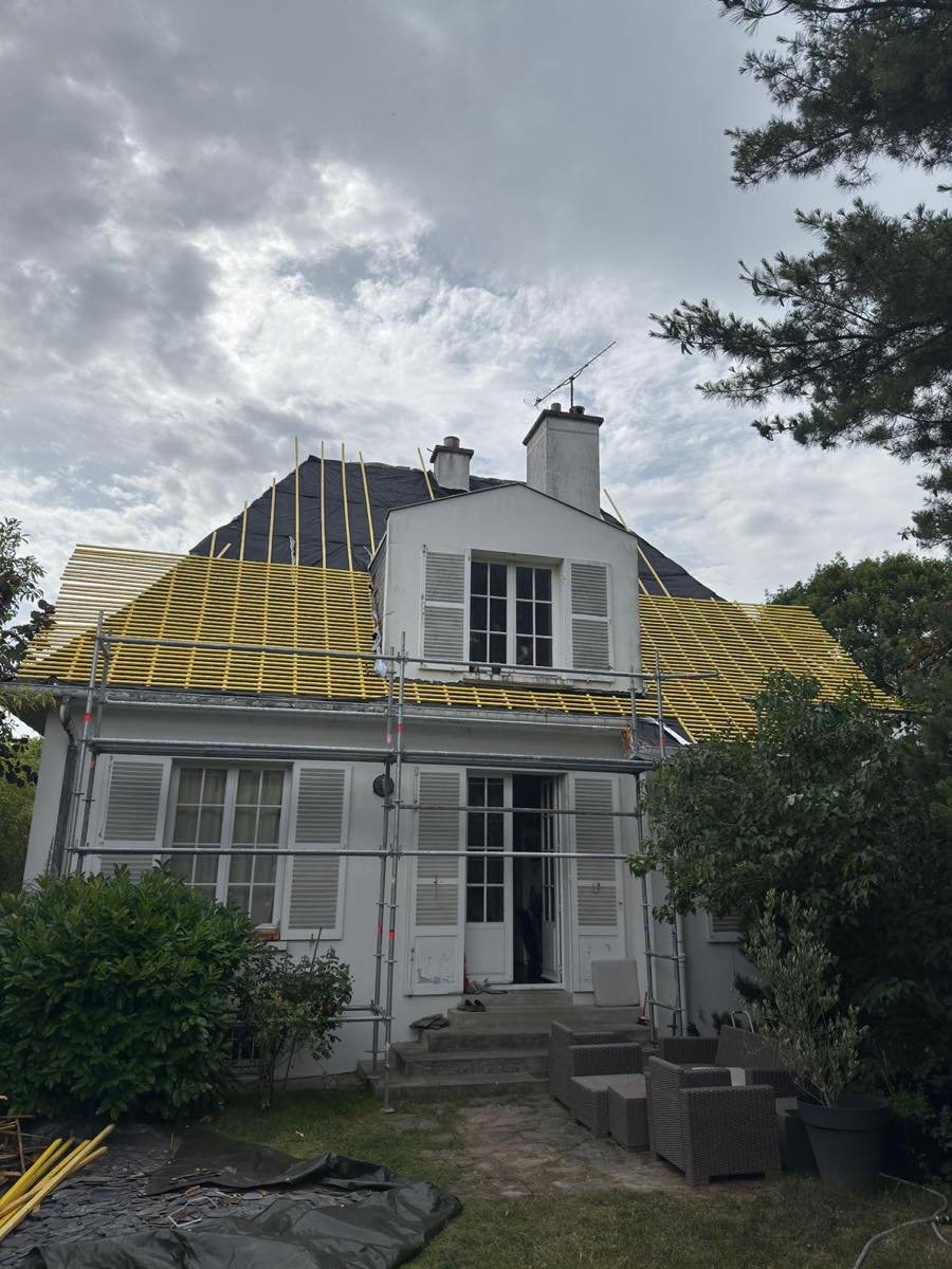 Villa vue du jardin, les deux versants entièrement liteaunés