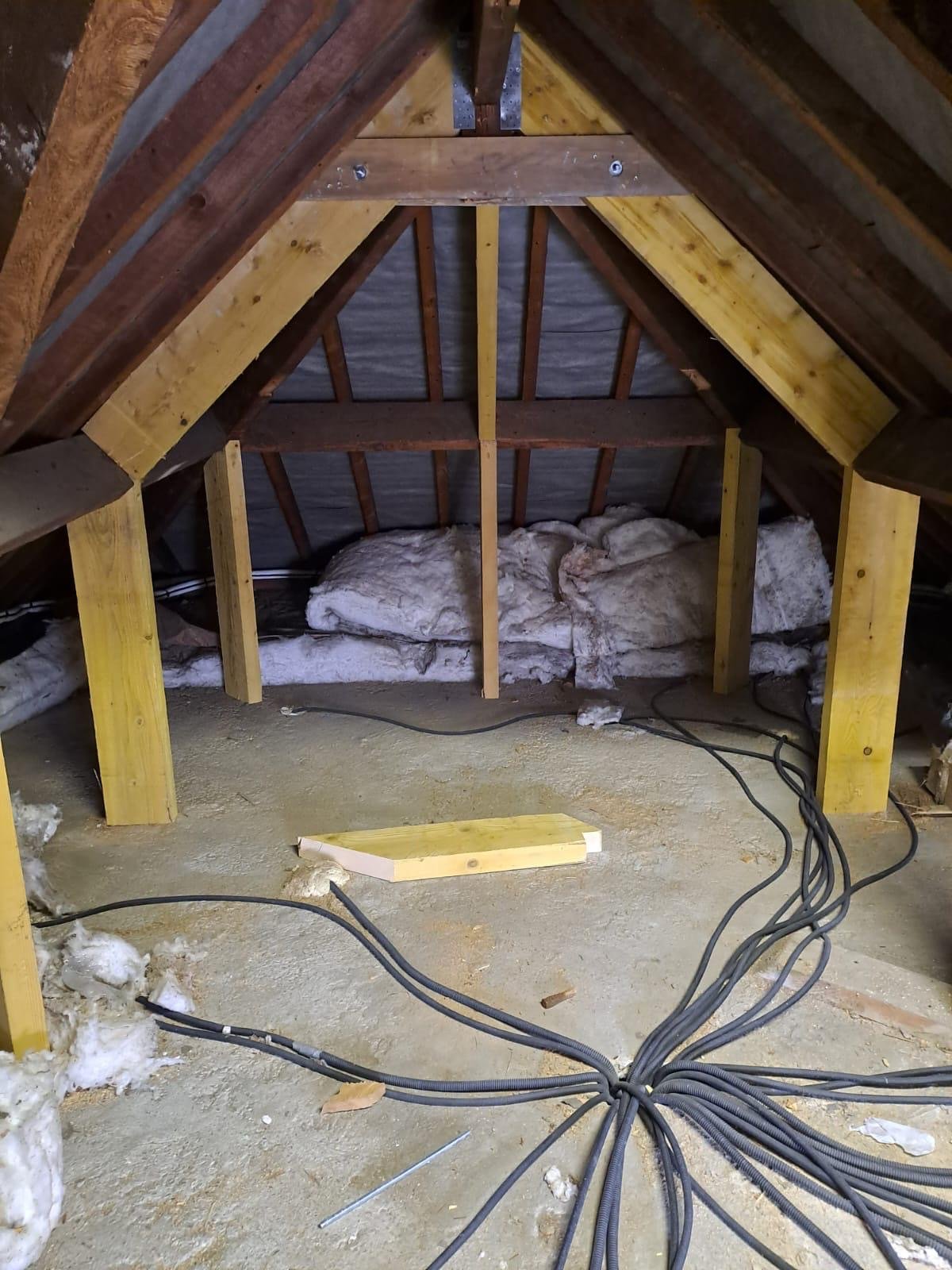 Renforts de charpente posés et réseaux électriques tirés dans les combles