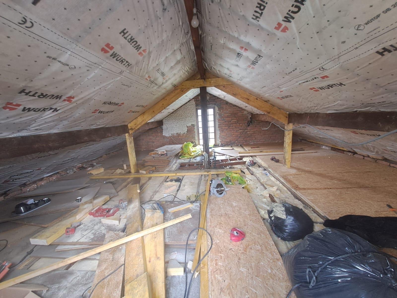 Écran de sous-toiture posé sur les rampants et plancher en cours de pose