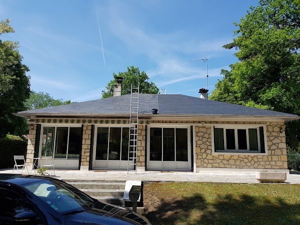 Maison individuelle dont la toiture en ardoise a été nettoyée, traitée puis recouverte d'un revêtement résineux