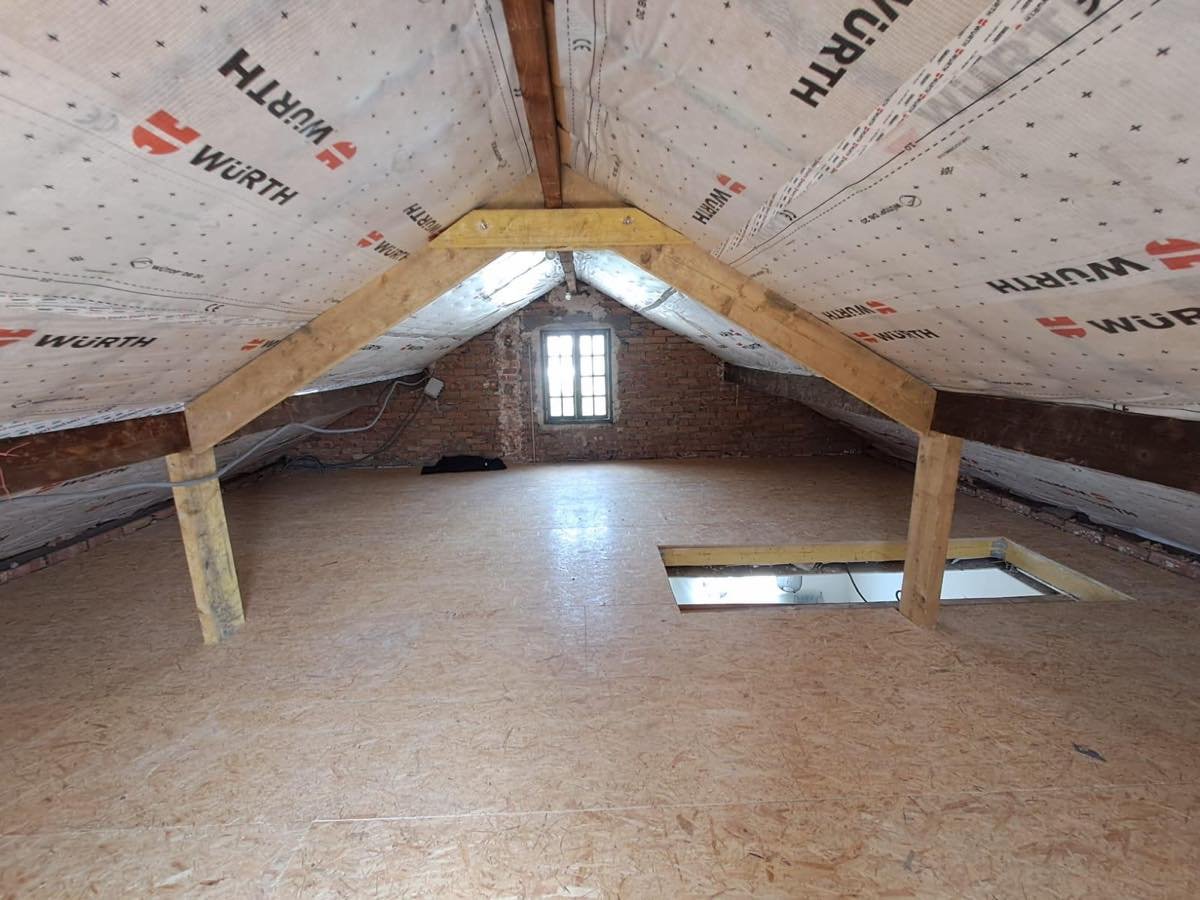 Comble aux rampants doublés d'un pare-vapeur, plancher posé