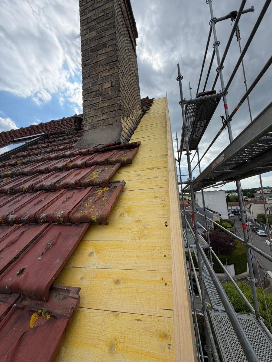 Avancée de toit refaite avec un voligeage neuf en bois traité