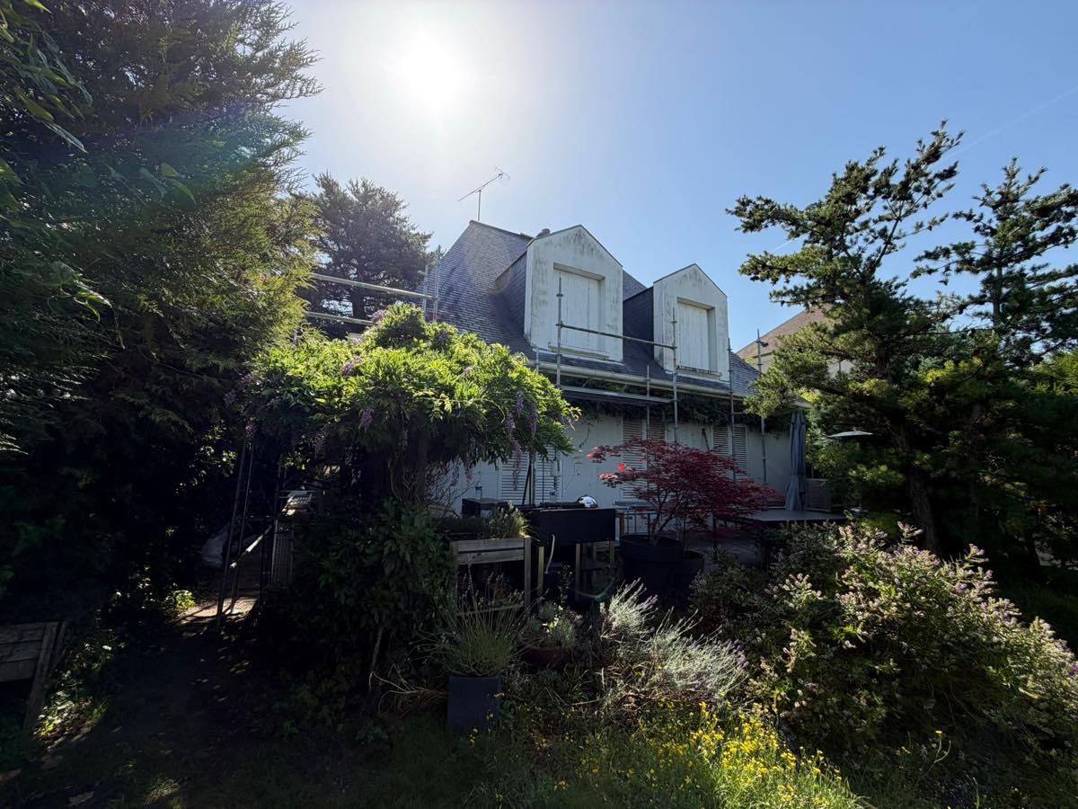 Villa avec sa toiture en ardoise d'origine, échafaudage monté