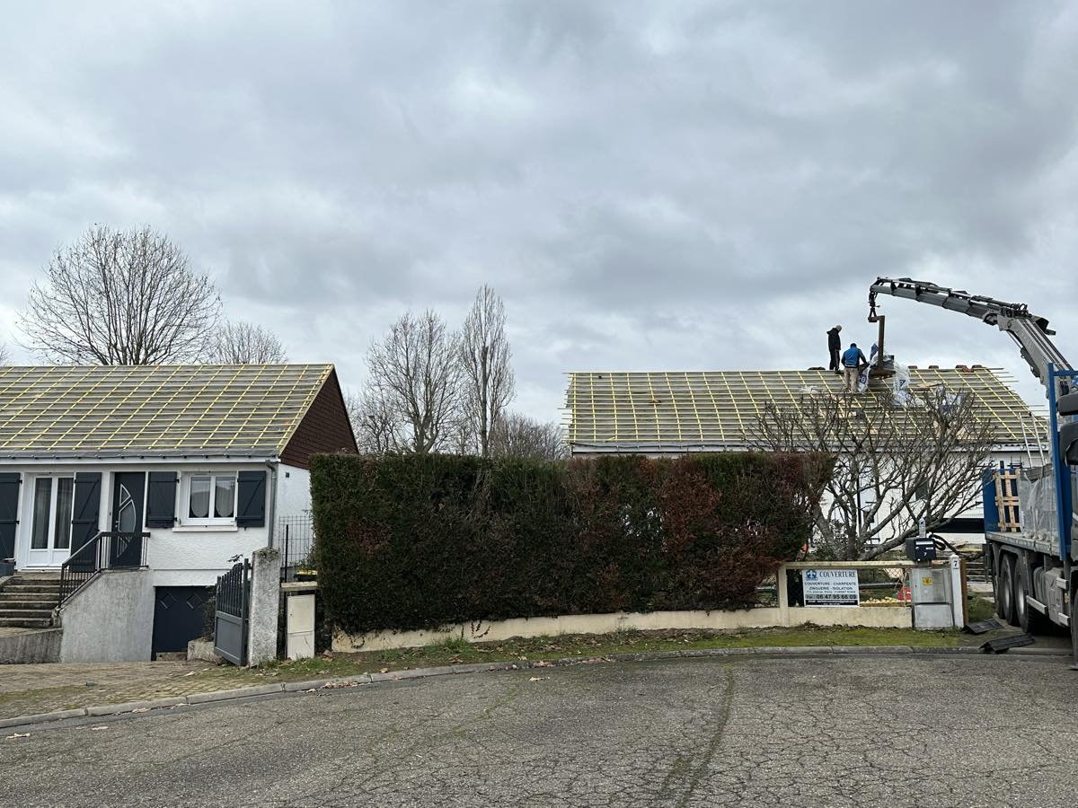 Charpente entièrement liteaunée, livraison des tuiles par camion-grue