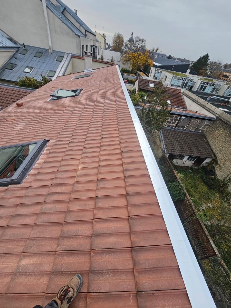 Toiture neuve en tuiles terminée, vue depuis le faîtage