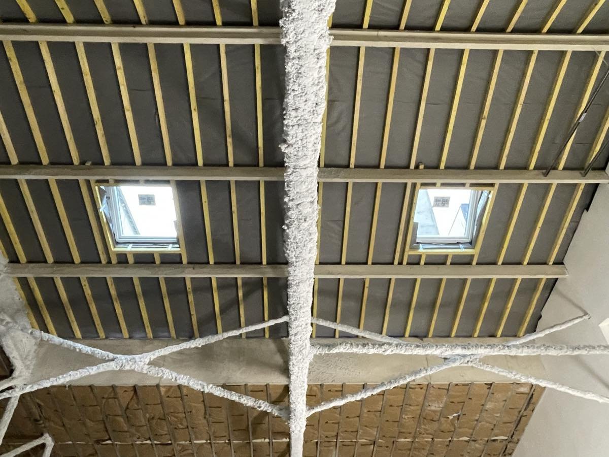 Deux fenêtres de toit vues de l'intérieur, entre les chevrons, avant finitions