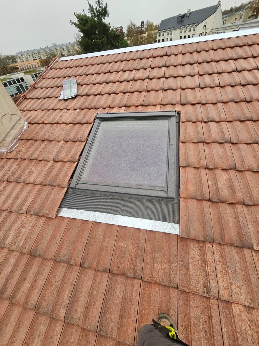 Fenêtre de toit raccordée à la couverture en tuile