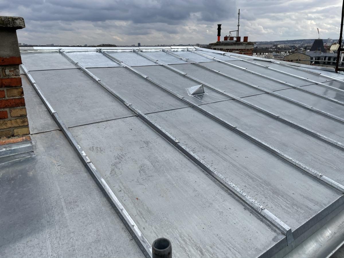 Ouvrage de zinc façonné et posé sur une toiture